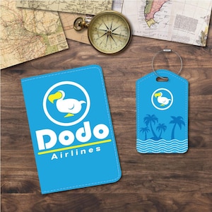 Puede incluir: Portapasaporte y etiqueta de equipaje azules con un logotipo de p&aacute;jaro Dodo y el texto "Dodo Airlines".