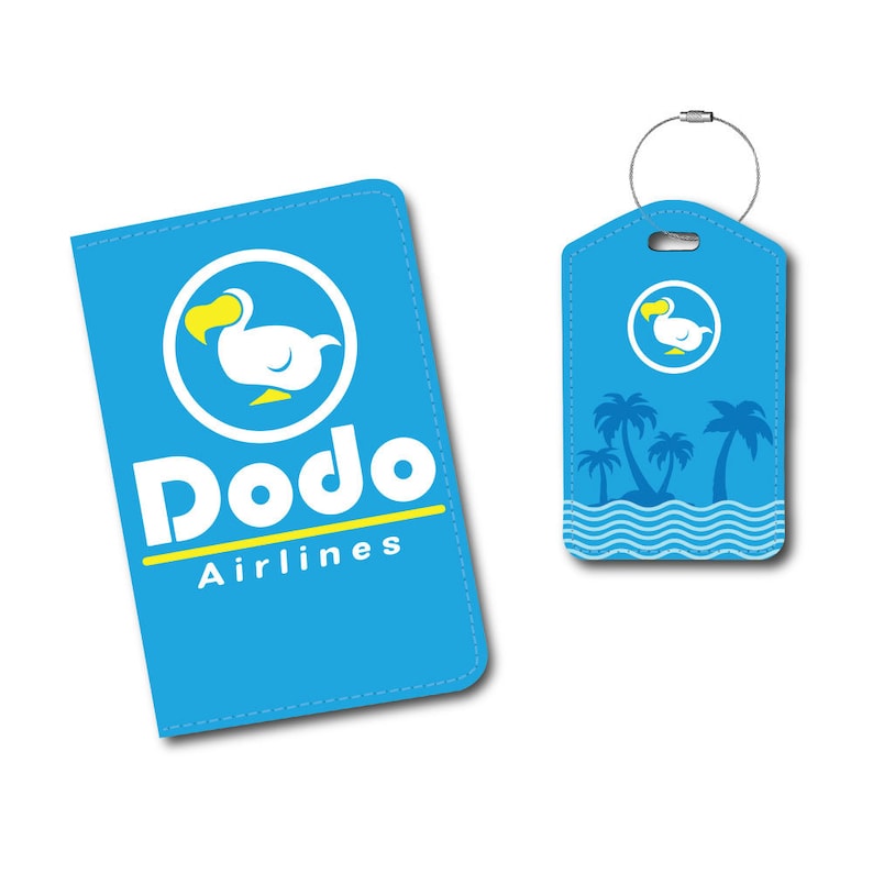 Puede incluir: Un juego de portapasaporte y etiqueta de equipaje azul con un logotipo blanco de Dodo Airlines y un dodo de dibujos animados. La etiqueta de equipaje tiene un dise&ntilde;o de palmera y olas azules.
