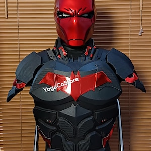 以下が含まれることがあります： 光沢のあるメタリックレッドのヘルメットと、赤いコウモリのエンブレムが付いた黒いテクスチャの胸当てを備えた全身アーマー。アーマーには肩当てと腹部プレートが含まれており、胸にはYogaCoStoreというテキストが印刷されています。