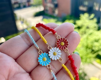 Colorful Daisy Beaded Bracelet – Handmade Floral Stacking Bracelet, Boho Summer Jewelry