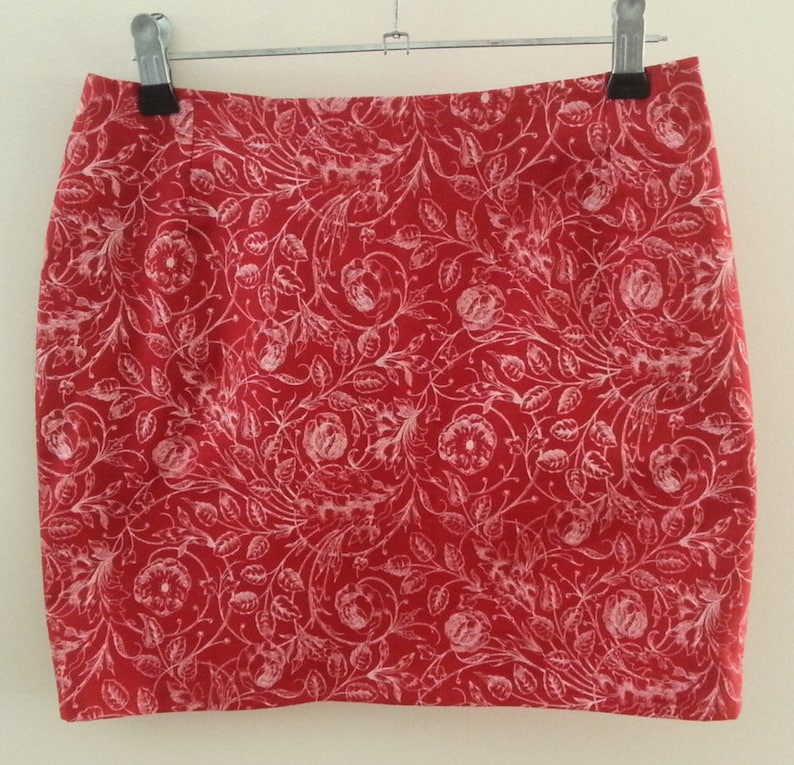 AUS Size 8EU 36US 4 Mini Skirt Red and White Roses and Poppies Print