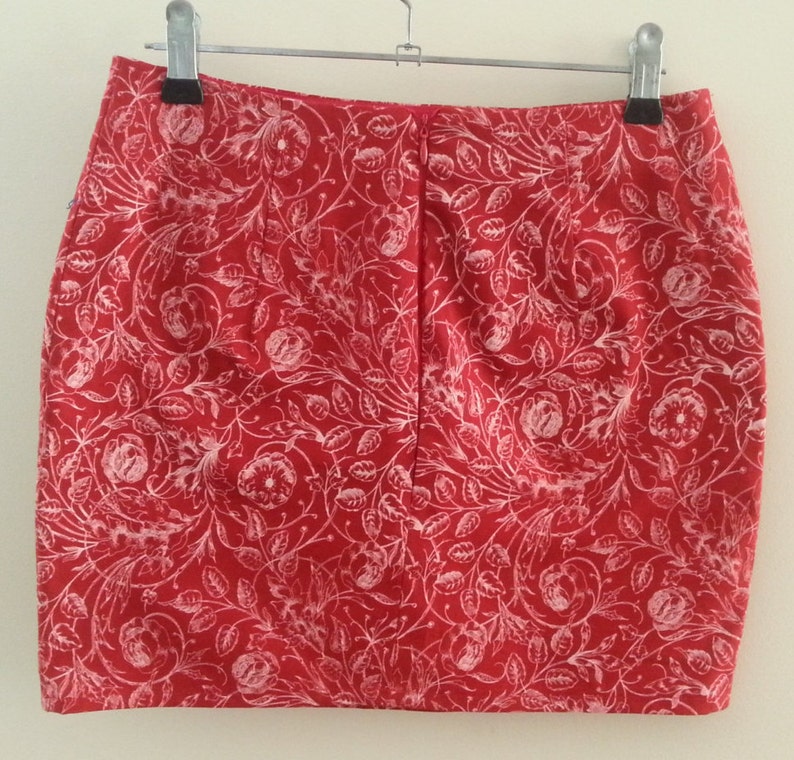 AUS Size 8EU 36US 4 Mini Skirt Red and White Roses and Poppies Print