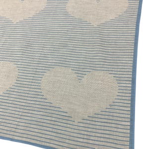 K&ouml;nnte beinhalten: Blau-wei&szlig;es Tuch mit Herzmuster. Der Schal hat horizontale blaue Streifen und gro&szlig;e wei&szlig;e Herzformen. Die Kanten sind mit einem durchgehenden blauen Rand versehen. Der Markenname "courr&egrave;ges" ist unten rechts aufgedruckt.