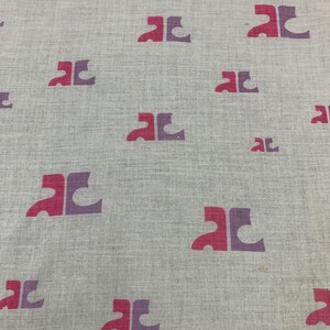 Peut inclure: Un tissu gris clair avec un motif r&eacute;p&eacute;t&eacute; de logos "AC" stylis&eacute;s en rose et violet. Le mot "courr&egrave;ges" est imprim&eacute; en rose en bas &agrave; droite. Une bande rose longe le bord sup&eacute;rieur.
