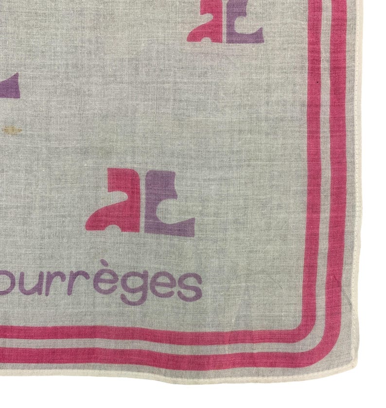 Peut inclure: Un textile gris clair avec un logo rose et violet et le mot "courr&egrave;ges" en violet. La bordure pr&eacute;sente deux rayures roses. Le logo est r&eacute;p&eacute;t&eacute; sur le tissu.