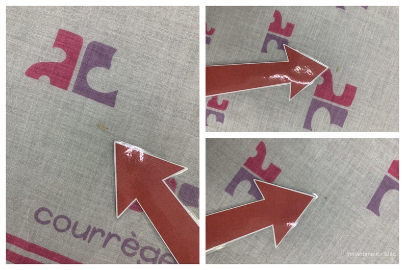 Peut inclure: Un textile gris clair avec un motif r&eacute;p&eacute;t&eacute; d'un logo stylis&eacute; en rose et violet. Le mot "courr&egrave;ges" est imprim&eacute; en rose. Une fl&egrave;che rouge est plac&eacute;e sur le textile.