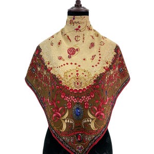 Puede incluir: Un pañuelo cuadrado con fondo beige y un detallado estampado de diseños florales y de joyas en rojo, marrón y dorado. El pañuelo se exhibe en un maniquí.