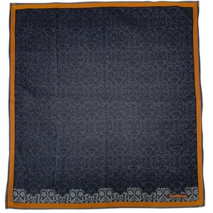 Puede incluir: Un pa&ntilde;uelo cuadrado azul oscuro con un intrincado estampado floral. Tiene un borde naranja fino y un borde floral decorativo gris y blanco en la parte inferior. La marca "Gian Versace" est&aacute; impresa en naranja.