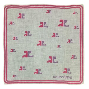 Peut inclure: Un foulard carr&eacute; gris clair avec un motif r&eacute;p&eacute;t&eacute; de logos "AC" roses et violets. Le foulard a une bordure rose avec un motif &agrave; double rayure. Le mot "courr&egrave;ges" est imprim&eacute; en petits caract&egrave;res en bas.