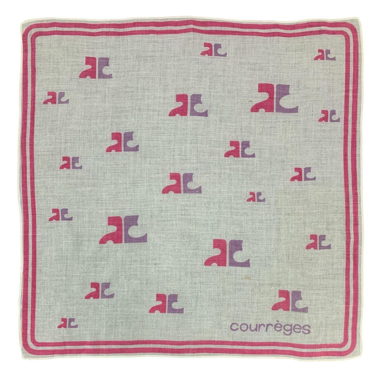 Peut inclure: Un foulard carr&eacute; gris clair avec un motif r&eacute;p&eacute;t&eacute; de logos "AC" roses et violets. Le foulard a une bordure rose avec un motif &agrave; double rayure. Le mot "courr&egrave;ges" est imprim&eacute; en petits caract&egrave;res en bas.