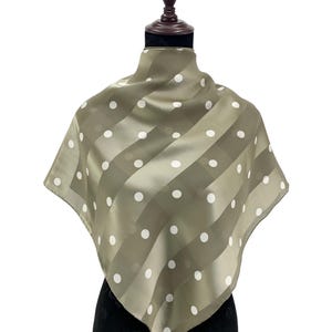 Vintage gepunkteter Seidenschal Klassische Schals Halsbekleidung Accessoires Wickeltuch Halstuch Retro-Stil Schals Halstuch Halstuch Vintage-Schal Foulard Schal