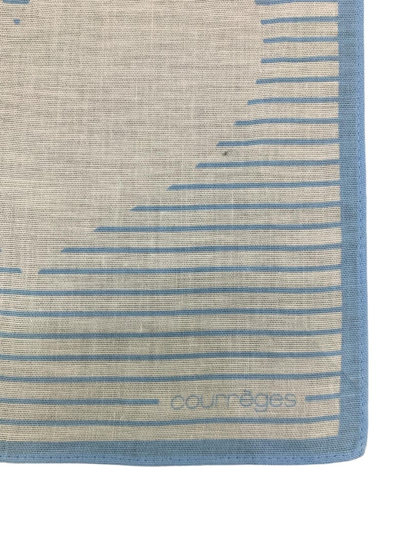 K&ouml;nnte beinhalten: Ein helles Taschentuch mit blauem Rand und blauen horizontalen Streifen. Das Wort "courr&egrave;ges" ist in der unteren rechten Ecke aufgedruckt. Der Stoff hat ein leicht strukturiertes Aussehen.