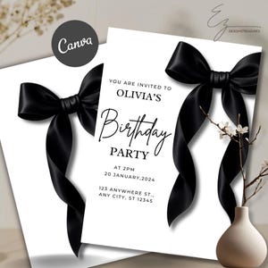 Op de afbeelding: Witte verjaardagsfeest uitnodiging met zwarte satijnen strikken. De uitnodiging luidt "U bent uitgenodigd voor Olivia's verjaardagsfeest" met evenementdetails. Een kleine vaas met witte bloemen staat op de achtergrond.