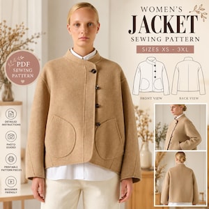 Op de afbeelding: Een beige jas naaipatroon met een opstaande kraag, vier donkere knopen en twee grote opgestikte zakken. De afbeelding bevat de tekst "WOMEN'S JACKET SEWING PATTERN", "SIZES XS - 3XL" en "PDF SEWING PATTERN", samen met technische lijntekeningen.