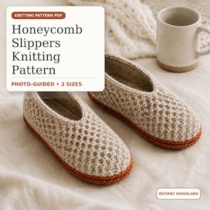 Puede incluir: Un par de pantuflas de punto beige con un patrón de panal texturizado y un borde naranja oscuro. La imagen incluye el texto: KNITTING PATTERN PDF, Honeycomb Slippers Knitting Pattern, PHOTO-GUIDED, 3 SIZES e INSTANT DOWNLOAD.