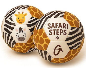 Könnte beinhalten: Zwei Fußbälle mit Safari-Tierdesigns. Einer zeigt eine Giraffe und ein Zebra, der andere den Text "SAFARI STEPS" und einen Pfotenabdruck. Die Bälle haben schwarz-weiße Streifen, braune Giraffenmuster und weiße Paneele.