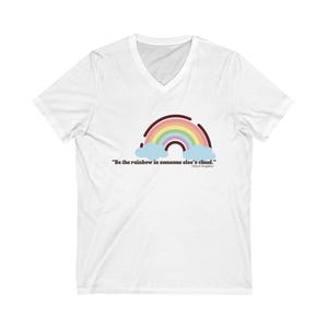インスピレーションを与えるレインボーVネックTシャツ、モチベーションを高めるシャツ、LGBTQ+アパレル、友人へのギフト、アファメーションウェア、優しさTシャツ