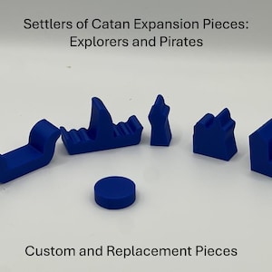 Peut inclure: Pièces de jeu bleues personnalisées et de remplacement pour l'extension Explorateurs et Pirates de Settlers of Catan. L'image présente diverses pièces de jeu, notamment des pièces en forme de bateau, une pièce ronde et d'autres formes géométriques. Le texte indique "Settlers of Catan Expansion Pieces: Explorers and Pirates" et "Custom and Replacement Pieces."