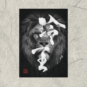 Pode incluir: Impressão a preto e branco do rosto de um leão com caligrafia de pinceladas brancas e a palavra "Leo" em itálico. Um pequeno selo vermelho está no canto inferior esquerdo. A pelagem do leão é detalhada.