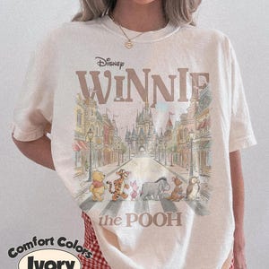 Camiseta Comfort Colors de Winnie the Pooh y sus amigos, camiseta retro de Disney de Pooh, camiseta del oso Pooh, camiseta para el viaje familiar a Disney 2026, camiseta para el viaje a Disney imagen 1