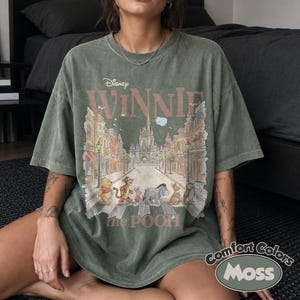 Camiseta Comfort Colors de Winnie the Pooh y sus amigos, camiseta retro de Disney de Pooh, camiseta del oso Pooh, camiseta para el viaje familiar a Disney 2026, camiseta para el viaje a Disney imagen 2