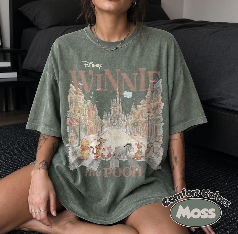 Camiseta Comfort Colors de Winnie the Pooh y sus amigos, camiseta retro de Disney de Pooh, camiseta del oso Pooh, camiseta para el viaje familiar a Disney 2026, camiseta para el viaje a Disney imagen 2
