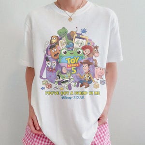 Retro LilyPad Toy Story 5 Shirt, Disney Pixar Family Vacation Tee, Woody and Buzz Lightyear Shirt, Disney Matching Family Trip Shirts bild 6