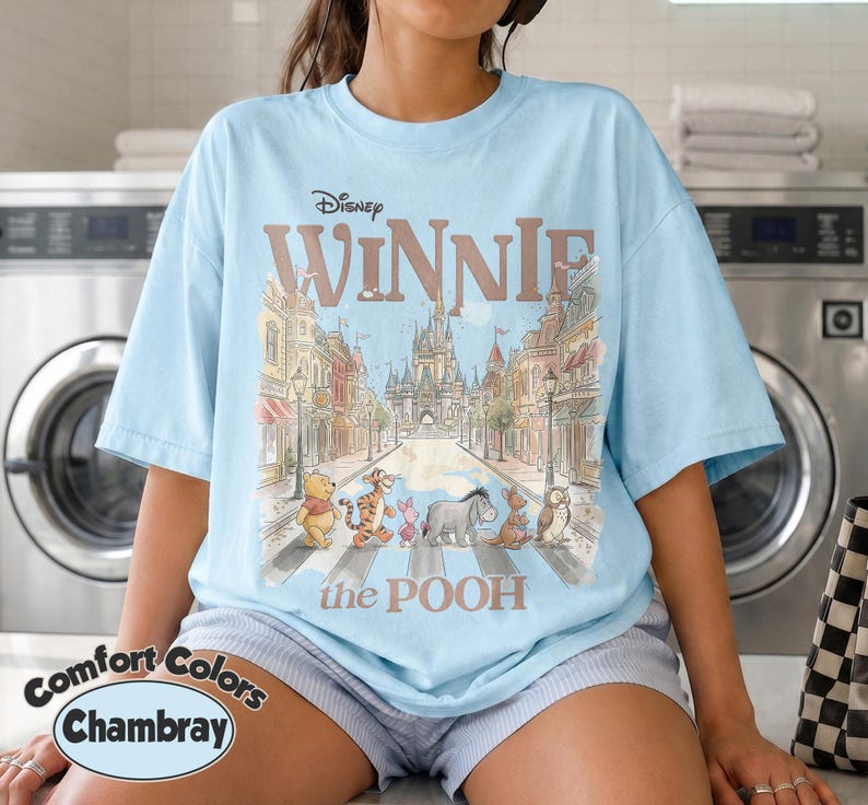 Camiseta Comfort Colors de Winnie the Pooh y sus amigos, camiseta retro de Disney de Pooh, camiseta del oso Pooh, camiseta para el viaje familiar a Disney 2026, camiseta para el viaje a Disney imagen 4