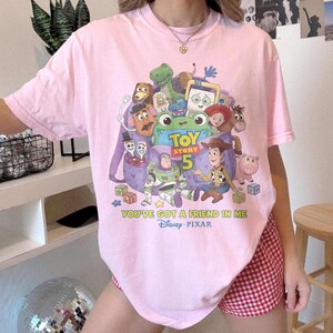 Retro LilyPad Toy Story 5 Shirt, Disney Pixar Family Vacation Tee, Woody and Buzz Lightyear Shirt, Disney Matching Family Trip Shirts bild 3