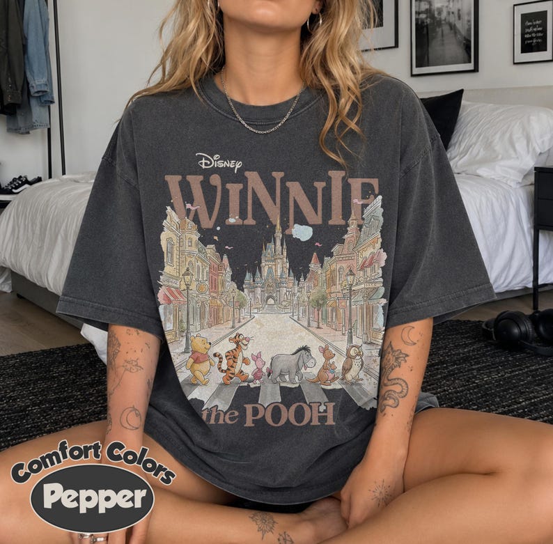 Camiseta Comfort Colors de Winnie the Pooh y sus amigos, camiseta retro de Disney de Pooh, camiseta del oso Pooh, camiseta para el viaje familiar a Disney 2026, camiseta para el viaje a Disney imagen 5