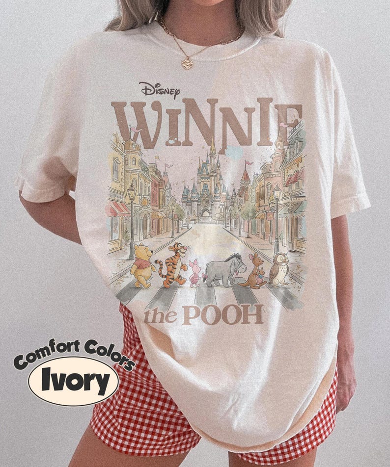 Camiseta Comfort Colors de Winnie the Pooh y sus amigos, camiseta retro de Disney de Pooh, camiseta del oso Pooh, camiseta para el viaje familiar a Disney 2026, camiseta para el viaje a Disney imagen 1