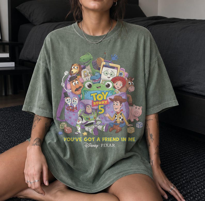 Retro LilyPad Toy Story 5 Shirt, Disney Pixar Family Vacation Tee, Woody and Buzz Lightyear Shirt, Disney Matching Family Trip Shirts bild 5