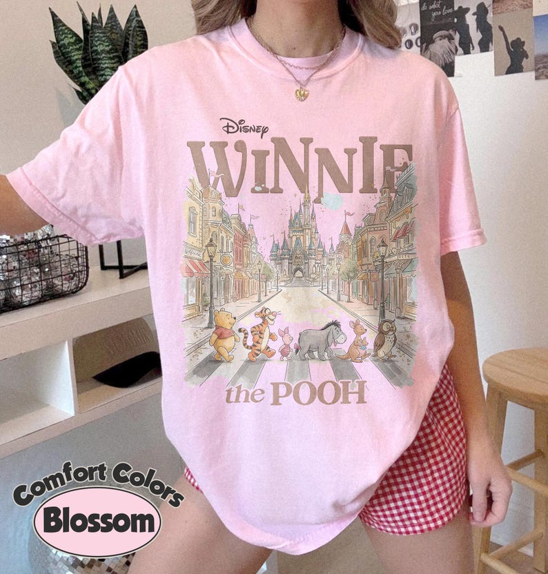 Camiseta Comfort Colors de Winnie the Pooh y sus amigos, camiseta retro de Disney de Pooh, camiseta del oso Pooh, camiseta para el viaje familiar a Disney 2026, camiseta para el viaje a Disney imagen 3