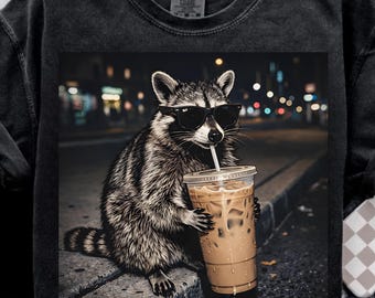 Mapache bebiendo café helado (Png), Retro prehistórico (Png), Regalo para amantes de los animales, Meme divertido de animales (Png), Mapache con café (Png)