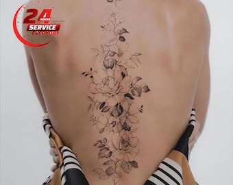 Pode incluir: Um design de tatuagem floral detalhado em tinta preta, correndo verticalmente pelas costas. A tatuagem apresenta rosas e outras flores, com o texto "Custom tattoo commission" no topo e um logotipo de serviço 24 horas.