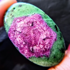 MÅSTE-SE-VIDEO - Enorm 91,05 ct Chatoyant Ruby Zoisite borrad cabochon briolettpärla 44 mm x 27 mm x 6,5 mm