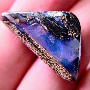 Gepolijste Australische boulder opaalkraal, pijpkristal cabochon 25 mm x 14,5 mm x 5,5 mm