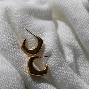 “Soela” gold square mini hoop earrings