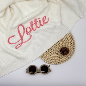 Personalisierte Babydecke gestrickt: individuelle Namensstickerei, 100% gekämmte Baumwolle