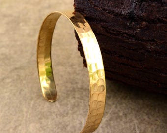 Brazalete de latón martillado, brazalete minimalista hecho a mano, brazalete ajustable en tono dorado para hombres y mujeres, regalo de joyería bohemia.