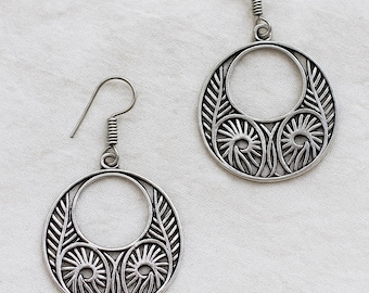 Pendientes colgantes vintage bohemios de plata: pendientes tribales hechos a mano para mujer, joyas étnicas redondas con estilo, regalo para festivales.