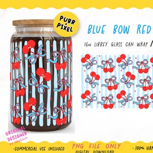 Peut inclure: Un emballage pour canette en verre avec un motif de cerises rouges et de nœuds bleus sur un fond rayé. Le texte "BLUE BOW RED CHERRY" est affiché. Conçu pour une canette en verre Libbey de 16 oz, mesurant 24.77 cm x 12.7 cm.
