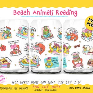 Puede incluir: Tres vasos transparentes con forma de lata con un patrón colorido de animales de playa leyendo libros. El diseño incluye varias criaturas como cangrejos, ranas y tiburones con texto como Beach Animals Reading y Purr & Pixel. El envoltorio mide 24,76 cm por 12,7 cm.