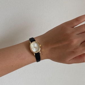 Svart läderklocka för kvinnor, vintage guldfärgade ovala retroklockor, minimalistiskt armbandsur med läderarmband
