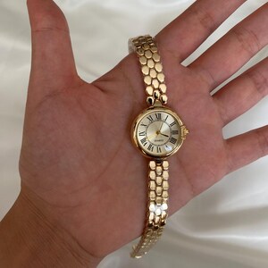 Gold Vintage Women’s Watch, Roman Numeral Quartz Wristwatch, Elegant Classic Round Dial Ladies Watch, Luxury Retro Jewelry Gift for Her