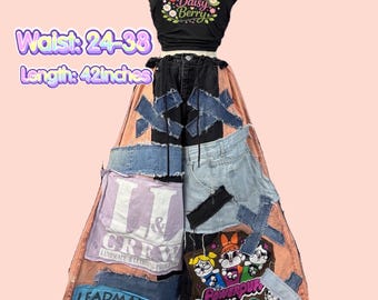 Pode incluir: Um top preto com um design floral "Daisy Berry" combinado com calças de ganga patchwork. As calças apresentam vários patches de ganga, texto e gráficos de desenhos animados. Cintura: 61-97 cm. Comprimento: 107 cm.