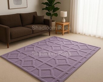 Alfombra de lana tejida a mano: diseño geométrico lila, moderna y minimalista.