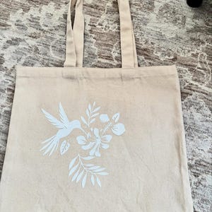 Hummingbird Floral Tote Bag – Minimalist Nature-Inspired Canvas Bag – Eco-Friendly Reusable Tote for Everyday Use, Gift for Nature Lovers
