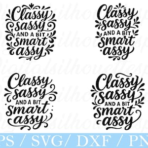 Op de afbeelding: Vier zwart-witte ontwerpen met de tekst "Classy, Sassy, and a bit Smart Assy" in een decoratief lettertype. De ontwerpen zijn cirkelvormig met bloemaccenten. De onderkant van de afbeelding bevat de tekst "EPS / SVG / DXF / PNG".