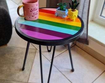 コーヒーテーブル：LGBTQ+サイドテーブル